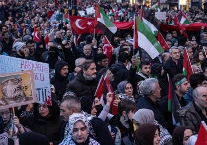 عشرات الآلاف ينظمون مسيرة تضامنا مع غزة في اسطنبول