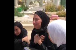 شاهد.. عائلة فرح حمزة أكبر تبكي عند قبرها بعد جريمة صباح السالم