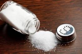 خبيرة تغذية تكشف عن خطر الملح الزائد في الطعام