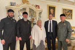 الرئيس يمنح والدة الرئيس الشيشاني وساما تقديرا لجهودها الإنسانية في مساعدة شعبنا