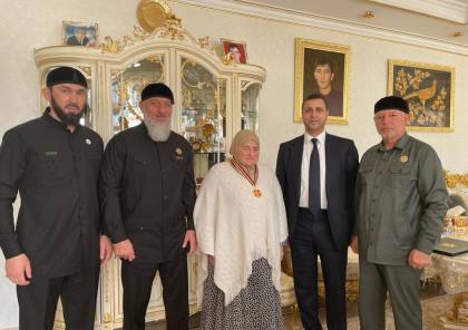 الرئيس يمنح والدة الرئيس الشيشاني وساما تقديرا لجهودها الإنسانية في مساعدة شعبنا