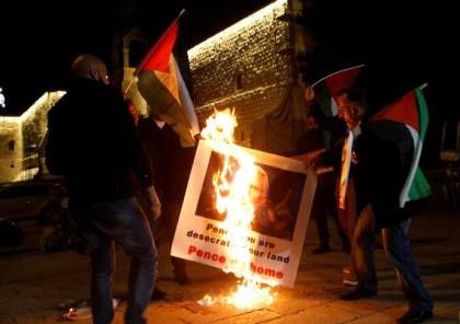 صور..عشرات الفلسطينيين يحرقون صور ترامب وبنس في بيت لحم 