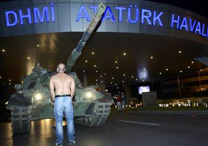 تركيا تسعى لاحتجاز 60 من أفراد الجيش لصلتهم بالانقلاب الفاشل
