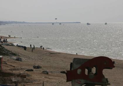استشهاد عدد من المواطنين غرقاً عند محاولتهم الوصول إلى مساعدات في بحر غزة