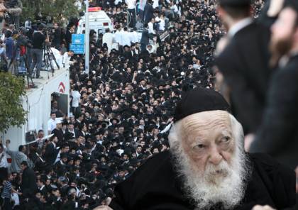 حشود كبيرة من اليهود المتشددين لتشييع حاخام إسرائيلي