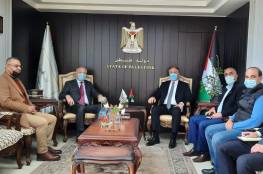 الوزير عساف يستقبل السفير الروسي لدى فلسطين