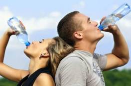 هل شرب الماء يسبب الكرش؟
