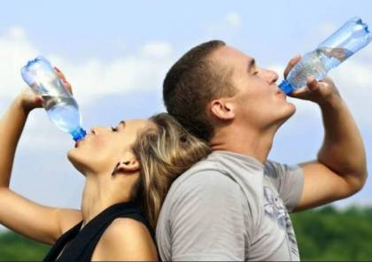هل شرب الماء يسبب الكرش؟