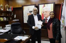 بلدية نابلس تتسلم نسخة من كتاب "الأرشيف الفلسطيني خزائن وطنية"