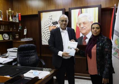 بلدية نابلس تتسلم نسخة من كتاب "الأرشيف الفلسطيني خزائن وطنية"