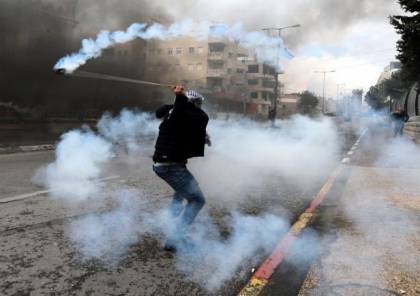 الخليل: إصابة صحفي في الرأس والعشرات بالاختناق خلال مسيرة منددة بـ"صفقة القرن"