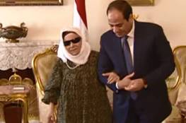 فيديو: وفاة "الحاجة زينب" التي كرمها السيسي بعد تبرعها بقرطها الذهبي لدعم مصر