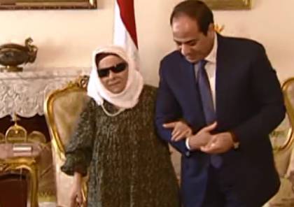 فيديو: وفاة "الحاجة زينب" التي كرمها السيسي بعد تبرعها بقرطها الذهبي لدعم مصر