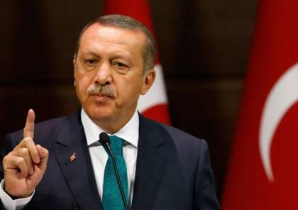 تسريب صورة لأردوغان خلال شبابه يحمل نعش أحد مشاهير تركيا