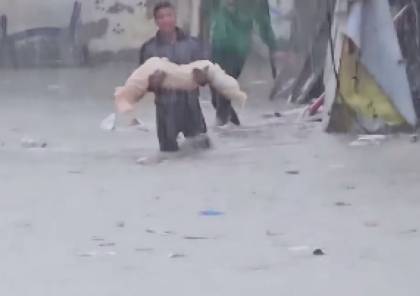 فيديو: صحافي يوثّق مشهدا مُبكيا تحت المطر في مخيم جباليا 