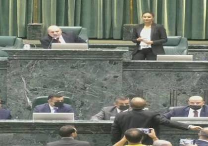"قوم يا عماد!".. كرسي رئيس الحكومة يشعل مواقع التواصل في الأردن (فيديو)