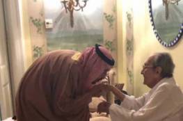 رغم احتجازه لنجله..صور: الملك سلمان ينحني أمام والد الوليد بن طلال ويقبل يديه