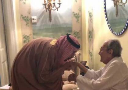 رغم احتجازه لنجله..صور: الملك سلمان ينحني أمام والد الوليد بن طلال ويقبل يديه