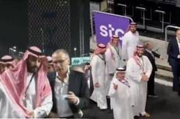 شاهد: رد فعل عفوي لمحمد بن سلمان خلال ترحيب الحضور به في جائزة السعودية للفورمولا واحد