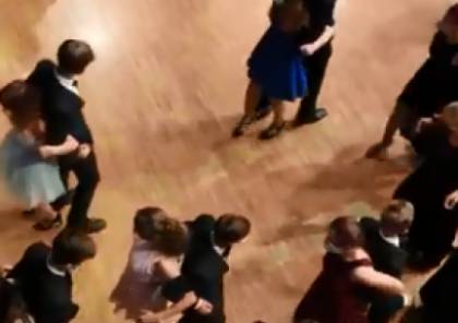 فيديو غريب لطلاب يرقصون يثير غضبا على "تويتر" بشأن "إجراءات كوفيد-19 المضحكة"
