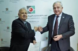حنا ناصر يسلم ممثل روسيا دعوة للرقابة على الانتخابات الفلسطينية