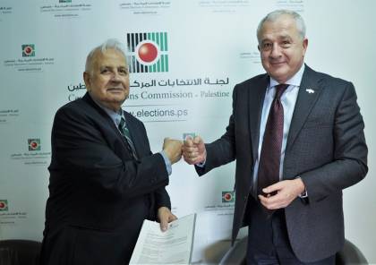 حنا ناصر يسلم ممثل روسيا دعوة للرقابة على الانتخابات الفلسطينية