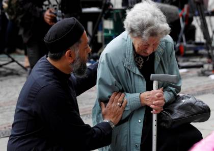 صور.. رجل مسلم يواسي عجوزا يهودية بعد هجوم مانشستر
