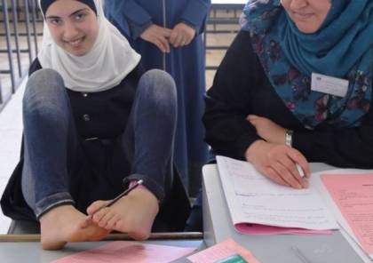 صور : الطالبة آية "بدون يدين" تتقدم لامتحانات الثانوية العامة بغزة بكل تحدي وارادة 