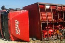 صور.. انحراف شاحنة "كوكا كولا" عن مسارها في مدينة  غزة