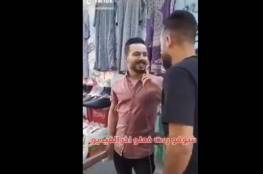 صيدلاني يبيع الأحذيه.. مشهد يجسد واقع الخريجين في غزة (فيديو)