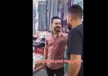 صيدلاني يبيع الأحذيه.. مشهد يجسد واقع الخريجين في غزة (فيديو)