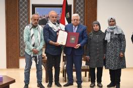 الرئيس يمنح الراحلة والدة الأسير كريم يونس نجمة الحرية من وسام دولة فلسطين