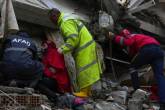ارتفاع عدد الضحايا الفلسطينيين جراء الزلزال المدمر إلى 103