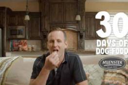 ما الذي دفع هذا الرجل لتناول طعام الكلاب لمدة 30 يوماً؟