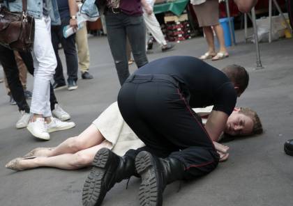 رجل يعتدي على وزيرة فرنسية سابقة ويطرحها أرضا (صور)