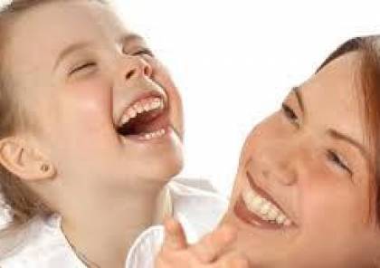 الضحك 30 دقيقة في اليوم يساعد في إطالة العمر