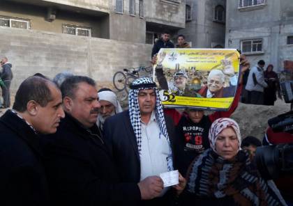 عباس يوزع مساعدات مالية على الأسر المتضررة جراء المنخفض الجوي شمال غزة
