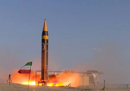 إيران : الحرس الثوري يستعرض صاروخ "فتاح" الفرط صوتي