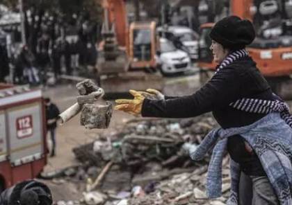 "شارلي إبيدو" الفرنسية تسخر من ضحايا الدمار في تركيا (صورة)