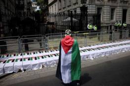 ناشطون بريطانيون يرفعون أعلاماً فلسطينية على بناية بلدية بريطانية رفعت علم أوكرانيا (فيديو)