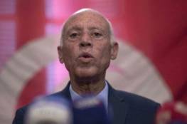 الرئيس التونسي يعفي رئيس الوزراء من منصبه ويجمد سلطات البرلمان (فيديو)