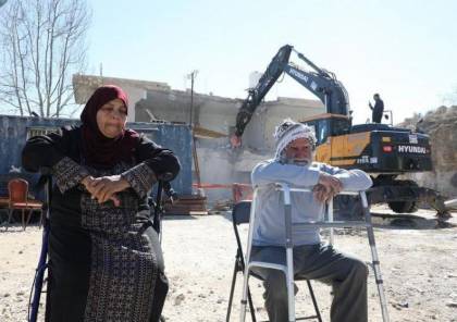 الاحتلال يجبر عائلتين على هدم منزلهما ذاتيا في صور باهر