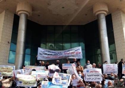 غزة: موظفون عموميون يحتجون للمطالبة بإلغاء التقاعد المالي عنهم...صور
