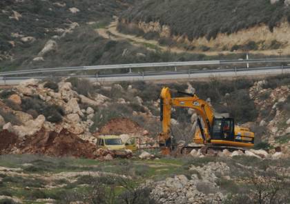 الاحتلال يجرف أراضي زراعية ويردم بئرا للمياه غرب بيت لحم  