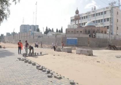 بلدية غزة تشرع بتبليط المنطقة المتضررة قرب الجامعات