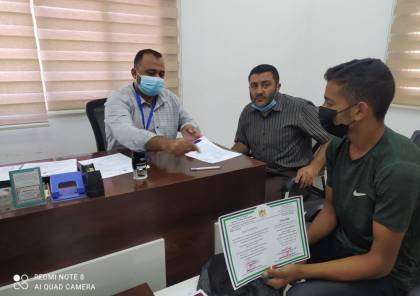 غزة: "العمل" توقع عقود تشغيل لأوائل خريجي كليات التدريب المهني