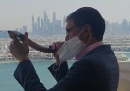 بالفيديو.. حاخام يهودي ينفخ الشوفار في دبي بمناسبة رأس السنة العبرية