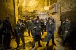 الاحتلال يعتقل شابين من بلدة العيسوية شمال شرق القدس