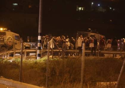 مستوطنون يقطعون طرقات ويعتدون على مركبات فلسطينية بالضفة الغربية المحتلة