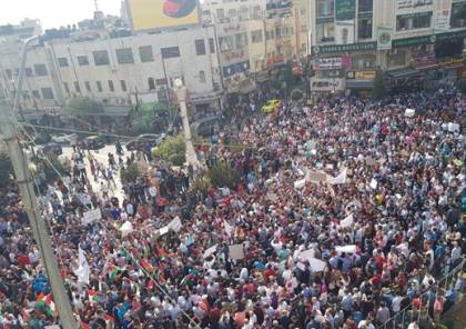 صور: الالاف يتظاهرون وسط رام الله ضد قانون الضمان ويطالبون باقالة وزير العمل